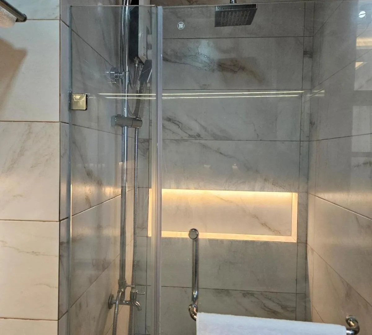 Apartment Condo In Coast Residences, Pasay City Manila